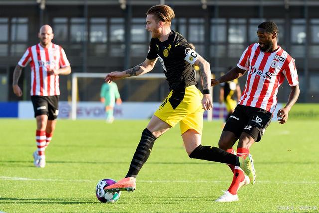 篮球迷们充 篮球迷们充